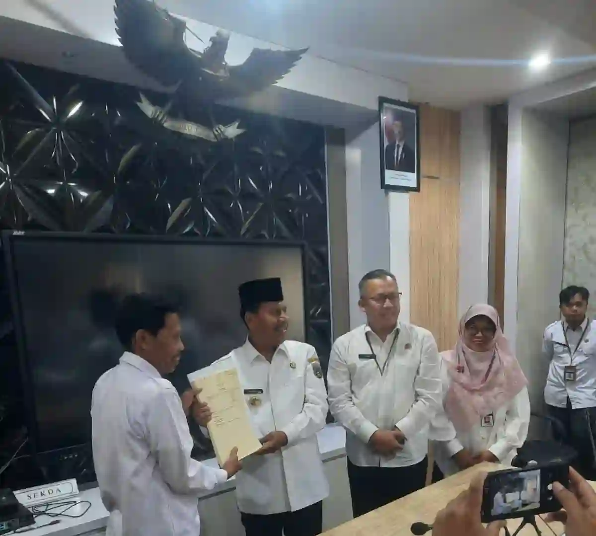 Serah Terima Sertipikat Barang Milik Daerah dari Dinas Perumahan Kawasan Permukiman Kabupaten Rembang Kepada Pemerintah Kabupaten Rembang